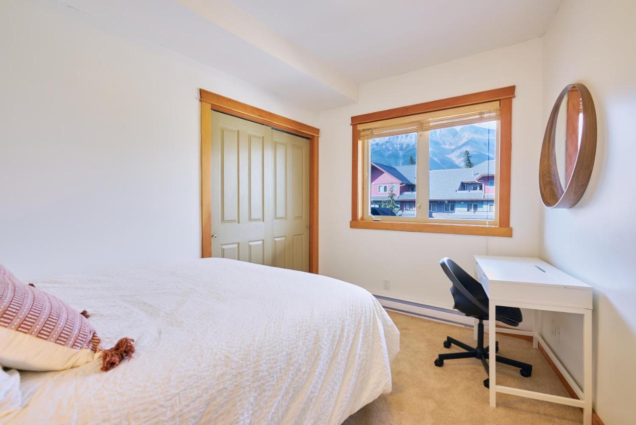 Apartament Mtn View Escape With King Size Bed With Outdoor Pool - Banff Pass Included! Canmore Zewnętrze zdjęcie