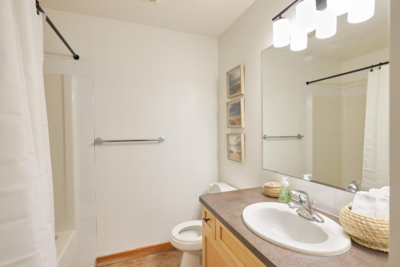 Apartament Mtn View Escape With King Size Bed With Outdoor Pool - Banff Pass Included! Canmore Zewnętrze zdjęcie